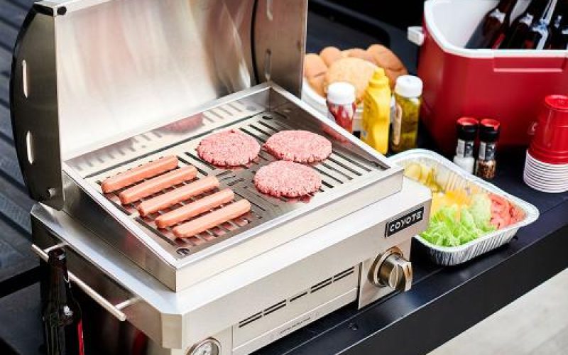 Coyote-25-Inch-20000-BTU-Marine-Grade-Portable-Propane-Gas-Grill-C1PORTLP-Lifestyle(500)